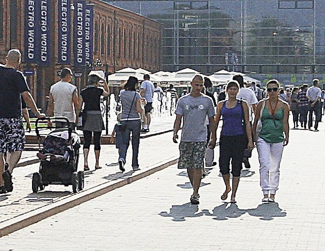 Godz. 17, Manufaktura. Dźwięk syren do zadumy nie skłonił...