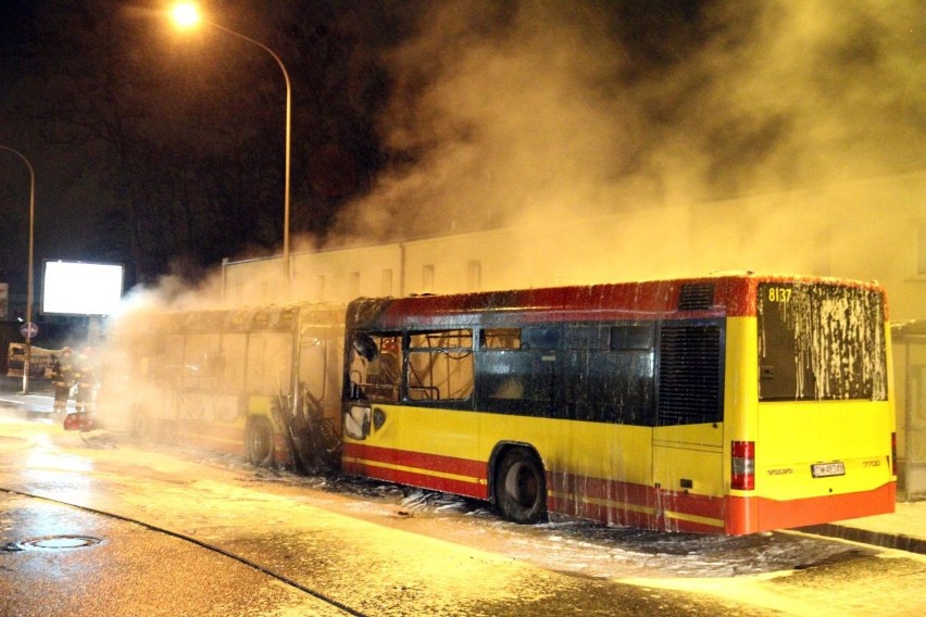 Wrocław: Doszczętnie spłonął autobus linii N (ZDJĘCIA)