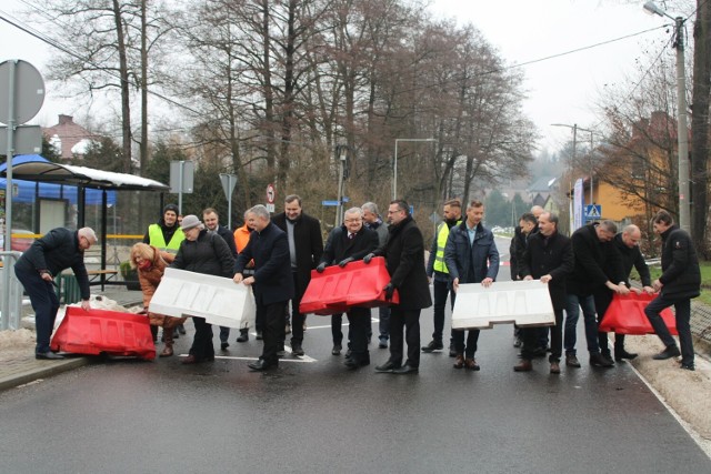 Na otwarcie wyremontowanej drogi w gminie Krzeszowice przybył poseł oraz reprezentanci powiatu i gminy