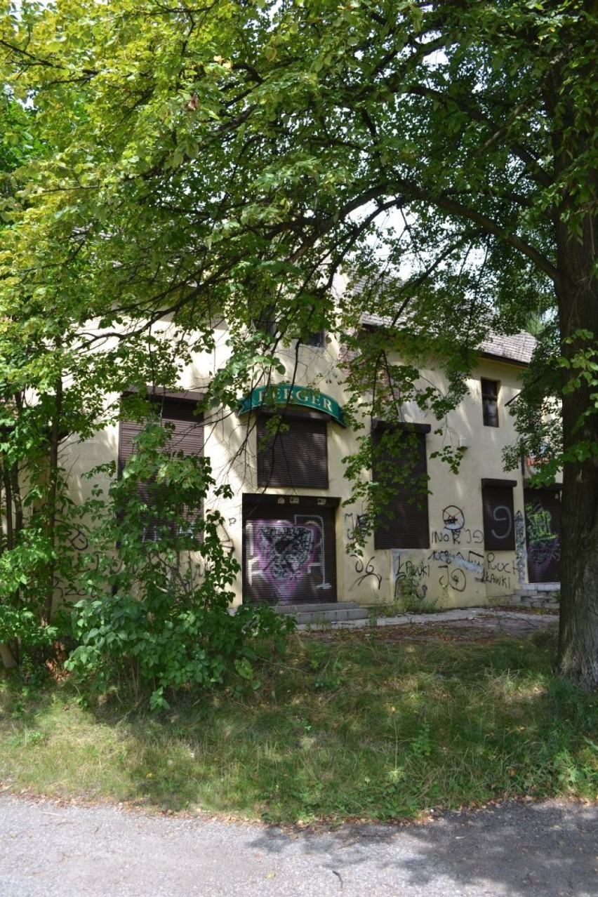 Wandale w Mysłowicach niszczą były zajazd Berger w Ławkach