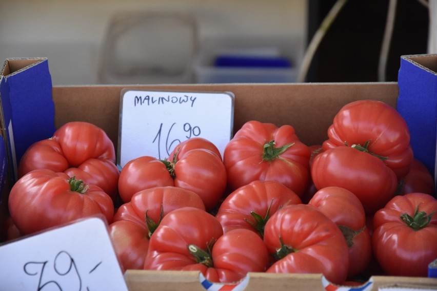Pomidory malinowe są w cenie 16,90 zł za kilogram.
