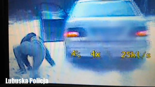 Funkcjonariusze sulęcińskiej drogówki podjęli pościg za poszukiwanym 20-latkiem, który jechał mercedesem i nie zatrzymał się do kontroli. 
W pewnym momencie mężczyzna wyskoczył z jadącego jeszcze pojazdu i kontynuował ucieczkę pieszo... 

CZYTAJ WIĘCEJ>>> 


ZOBACZ TAKŻE: TO ICH PUSZUKUJE LUBUSKA POLICJA

