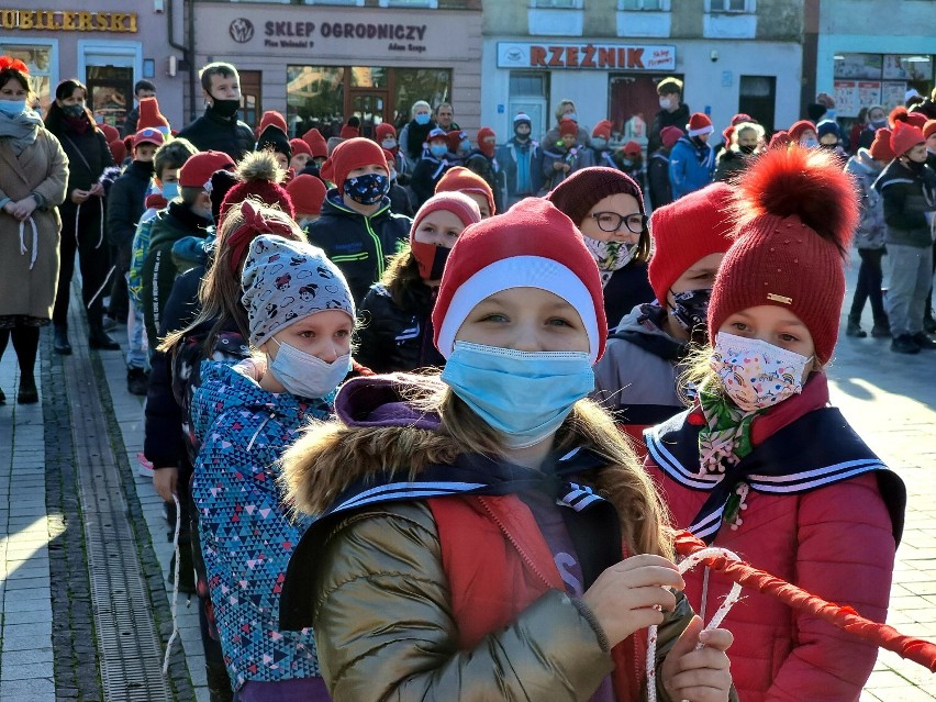 Bicie rekordu Polski na najwięcej osób wiążących węzeł żeglarski „sztyk” jednocześnie - Stary Rynek w Pucku - 10 listopada 2021