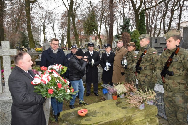 Organizator obchodów poseł Marek Kwitek - z lewej, powiedział, że o tych rocznicach i osobach należy pamiętać, bo były to bardzo ważne wydarzenia, wręcz dziejowe w historii Polski. Więcej na kolejnych zdjęciach