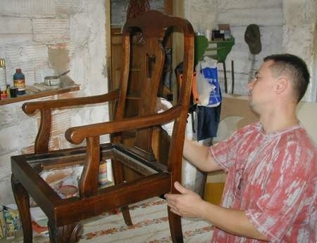 Stare, przedwojenne krzesła warte są średnio kilkaset złotych. Fot. M. Jędrzyński