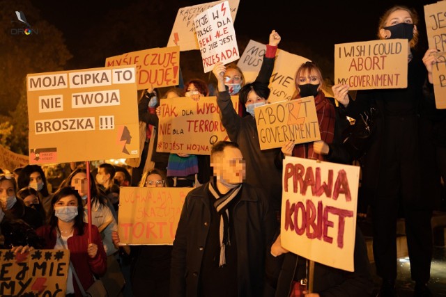 Protest na ulicach Nowej Soli, 26 października 2020 r. To tylko niektóre hasła, które można było zobaczyć.