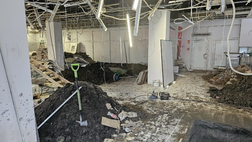 Duży remont w drogerii Rossman przy ulicy Sienkiewicza w Kielcach. Wnętrza jak po uderzeniu bomby. Zobaczcie zdjęcia