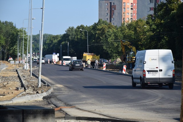 Trwa remont w alei Niepodległości w Częstochowie. Kierowcy jadą już jedną nitką nowego asfaltu