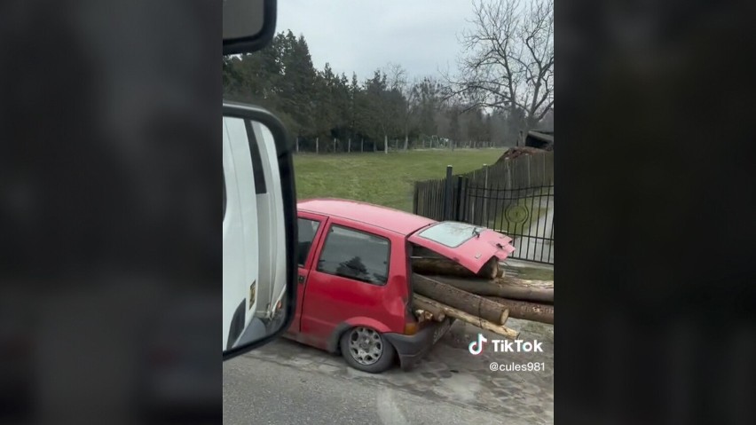 Nietypowy transport drewna w Mikołowie.