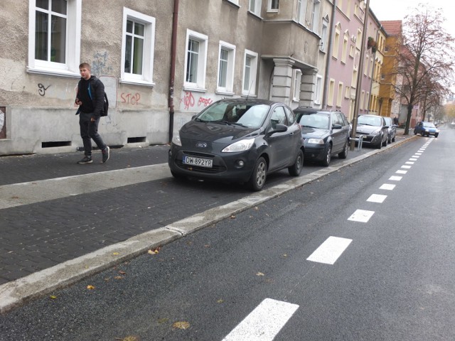 Właściciele samochodów muszą się przyzwyczaić do  nowego sposobu parkowania na ulicy Kościuszki w Opolu.