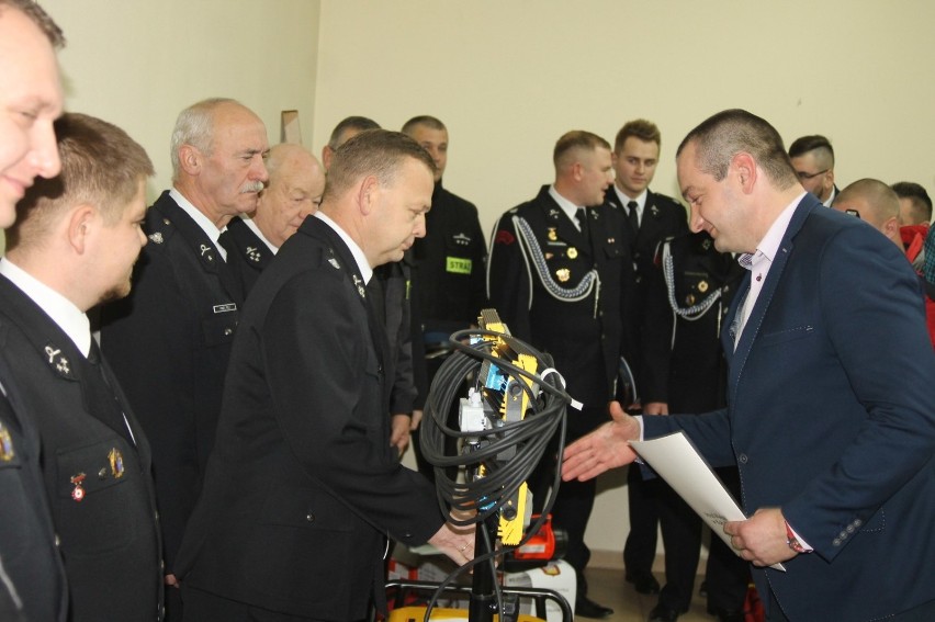 Jednostki OSP z gminy Kobylin otrzymały specjalistyczny sprzęt [ZDJĘCIA]