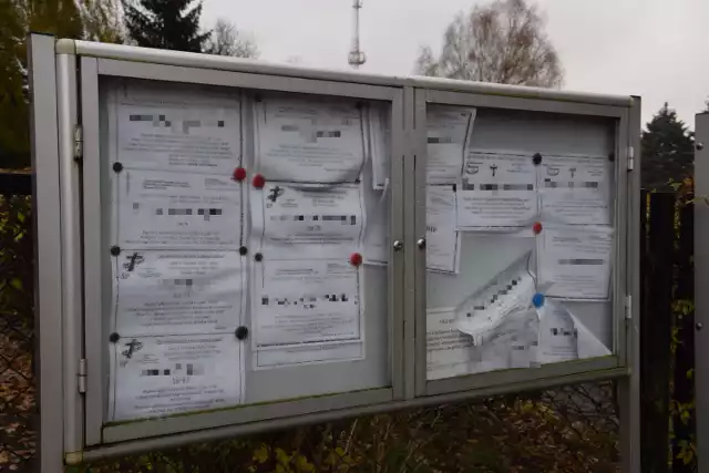 Nekrologi na bramie cmentarza w Szczecinku