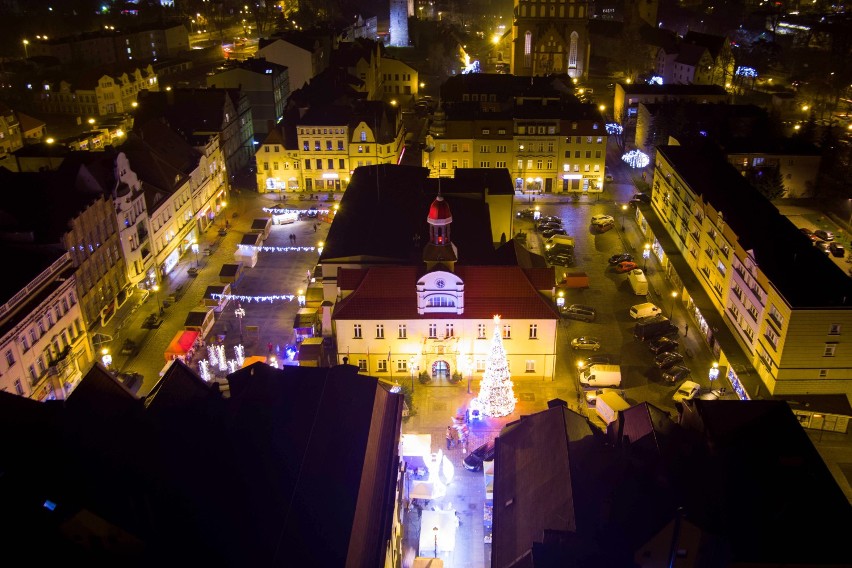 Zdjęcia jarmarku świątecznego w Żarach z drona. Jak Rynek wygląda z nieba?