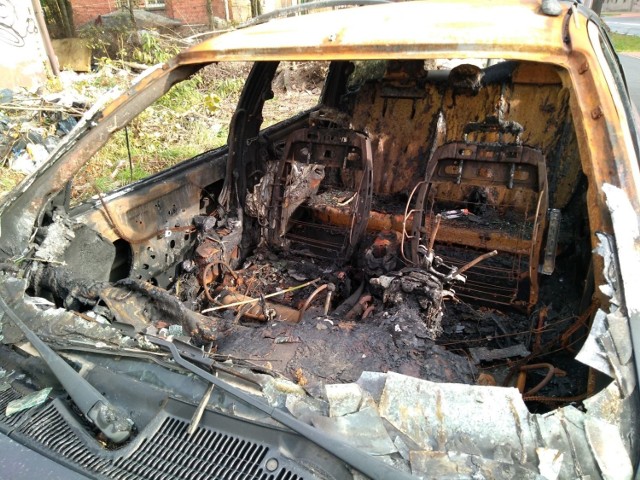 Wypalony wrak samochodu przy ul. Dworcowej w Zielonej Górze