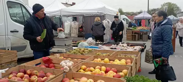 Na targu w Jędrzejowie nie zabrakło kupujących. Zobacz na kolejnych slajdach ceny owoców i warzyw z czwartku, 11 kwietnia >>>