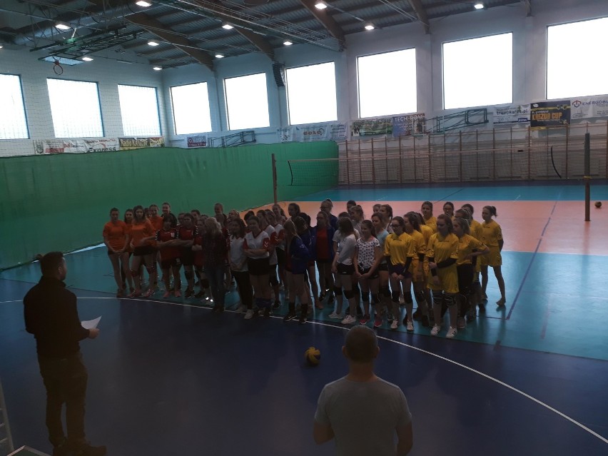 Turniej Piłki Siatkowej o Puchar Przewodniczącego LZS. W Luzinie rywalizowało sześć zespołów FOTO