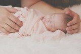 Pomaganie przez przytulanie. Otwocki ośrodek preadopcyjny szuka wolontariuszy do przytulania noworodków 