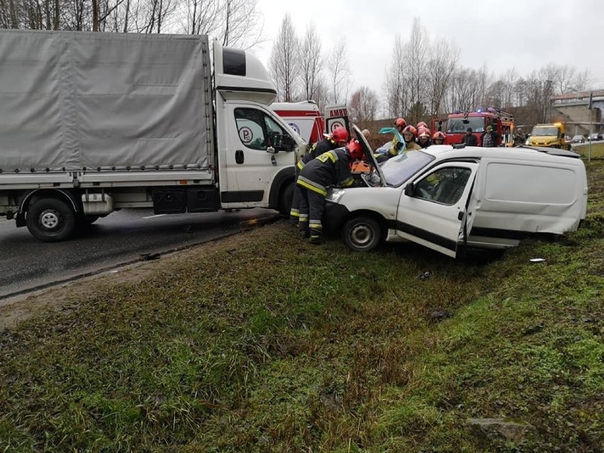 Groźny wypadek w Bydgoszczy. Bus zderzył się z autem osobowym [zdjęcia]
