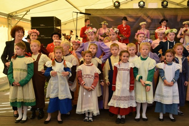 Folklorystyczny zespół dziecięcy "Przyprostyńskie Koziołki", pod kierownictwem nauczycielki Gabrieli Kamińskiej występuje na scenie już  ćwierć wieku