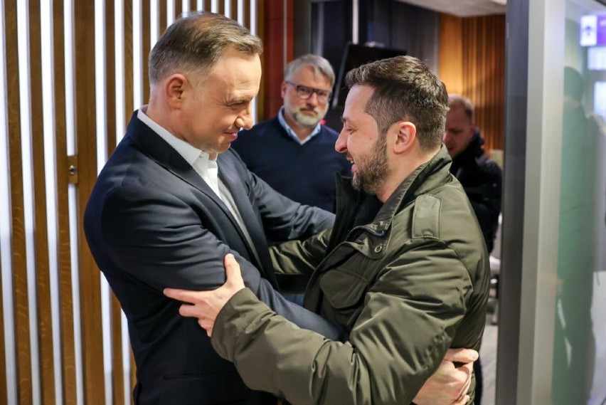 Prezydenci Polski i Ukrainy rozmawiali na lotnisku w...