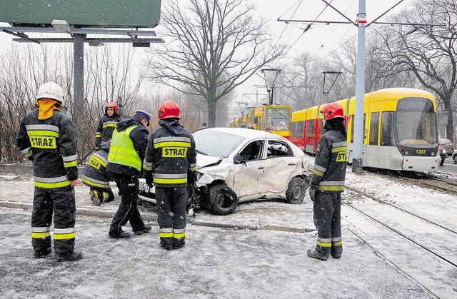 Toyota została roztrzaskana przez tramwaj linii 11. Kierująca nim kobieta trafiła do szpitala. Strażacy zepchnęli samochód na bok.