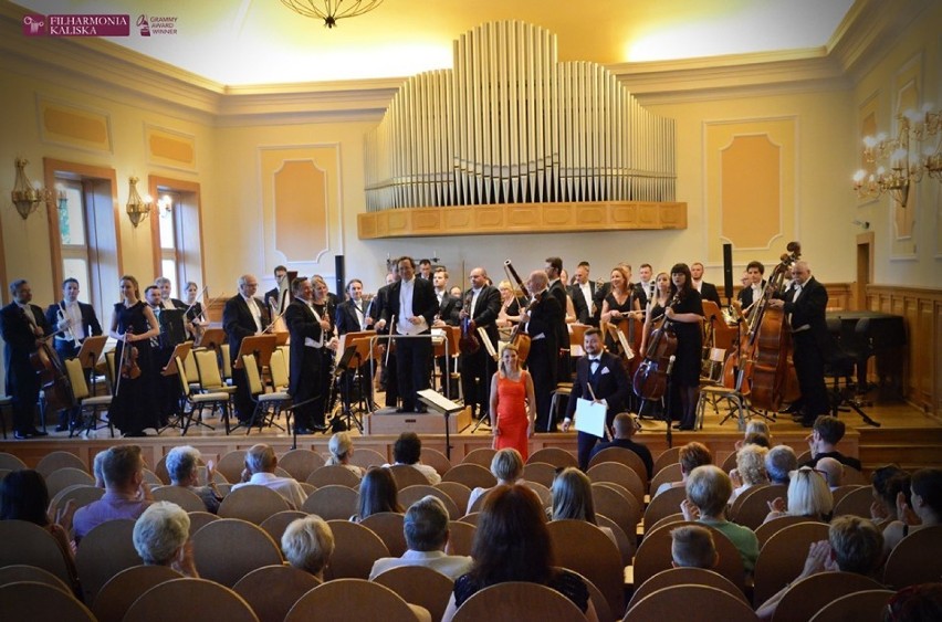 Biblioteka, filharmonia i fundacja Kwadratura ze wsparciem...