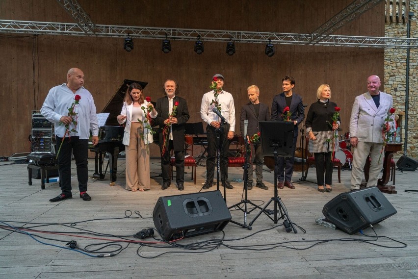 Koncert Włodka Pawlika w Muzeum Wsi Radomskiej. Wydarzenie odbyło się w ramach projektu "Baczyński 100". Zobacz zdjęcia