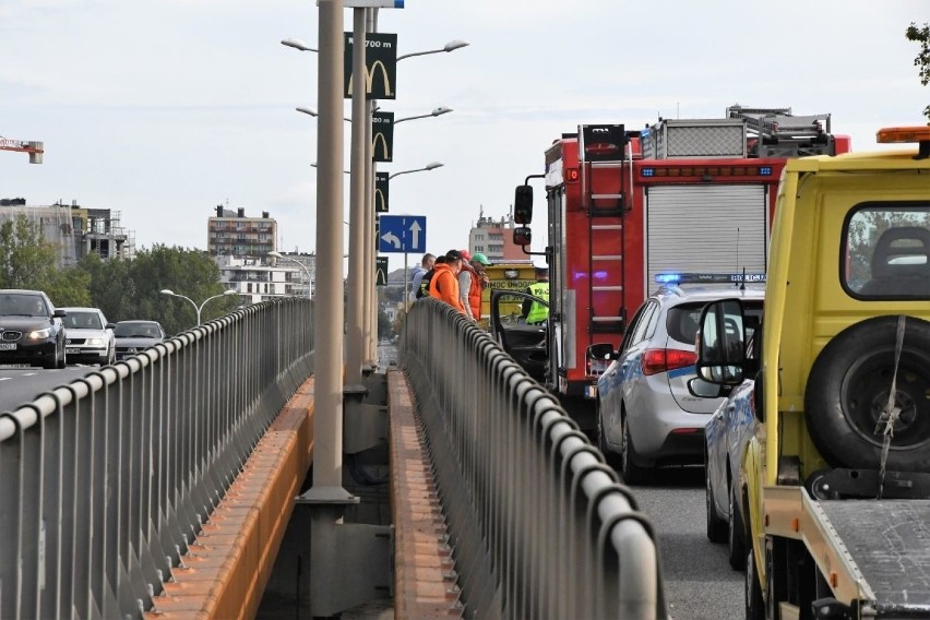 Wypadek w Kielcach. Karambol czterech aut na wiadukcie ulicy Krakowskiej. Cztery osoby, w tym dwoje dzieci, trafiły do szpitala