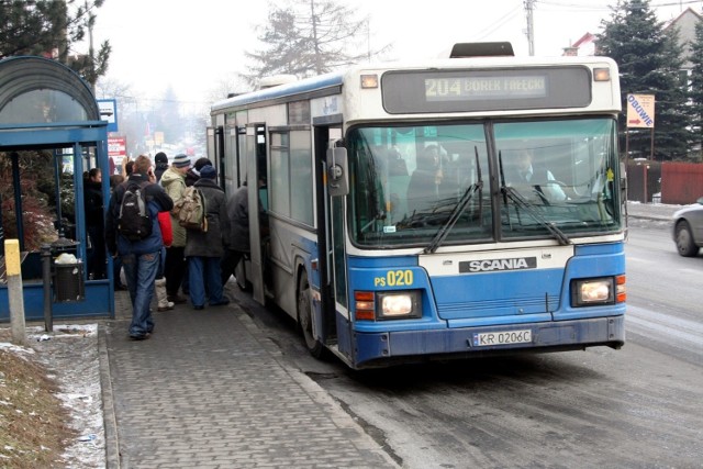 Umowy podpisane przez wojewodę Łukasza Kmitę opiewają na łączną kwotę 24,2 mln złotych, która umożliwi utrzymanie i uruchomienie 165 linii autobusowych w wielu gminach Małopolski.