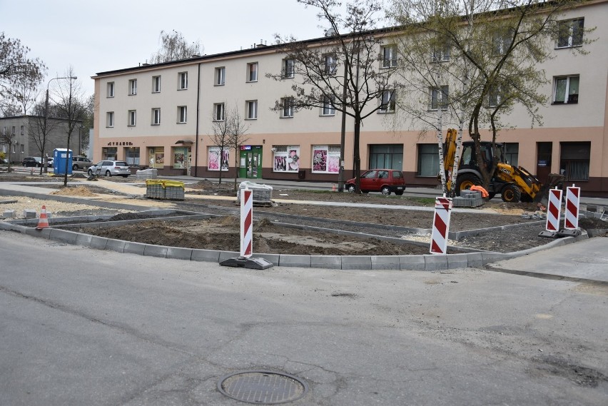 Skwer przy ul. Niepodległości w Sosnowcu przechodzi metamorfozę: będą nowe drzewa, ławki i parking
