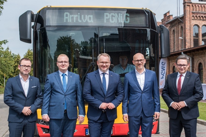 Warszawa stawia na ekologiczny transport. PGNiG dostarczy gaz CNG do 54 nowych autobusów komunikacji miejskiej