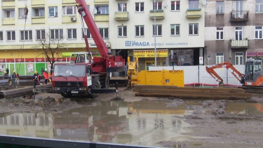 Teren budowy metra przy Targowej został zalany przez wodę