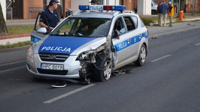 Wypadek radiowozu policyjnego na ul. Lubickiej w Toruniu [ZDJĘCIA]