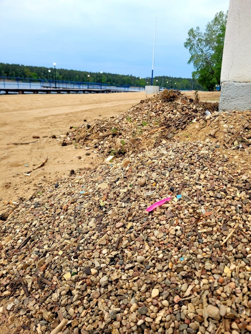 Plaża miejska w Wągrowcu. Trwają przygotowania terenu do sezonu letniego. Kiedy otwarcie?