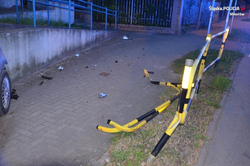 O krok od tragedii w Mikołowie. Samochód wbił się w budynek poczty! Zobacz zdjęcia
