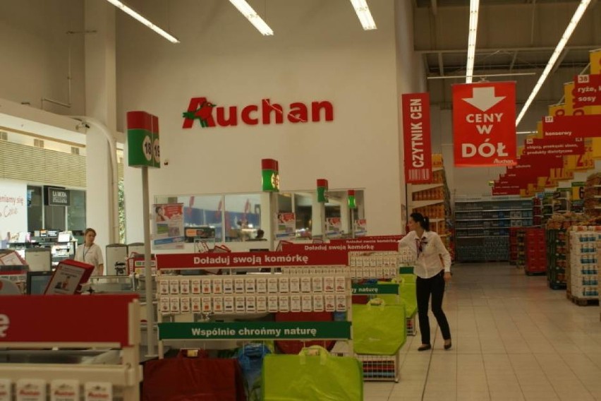 Hipermarket Auchan oferuje na 2000 zł brutto według danych z...