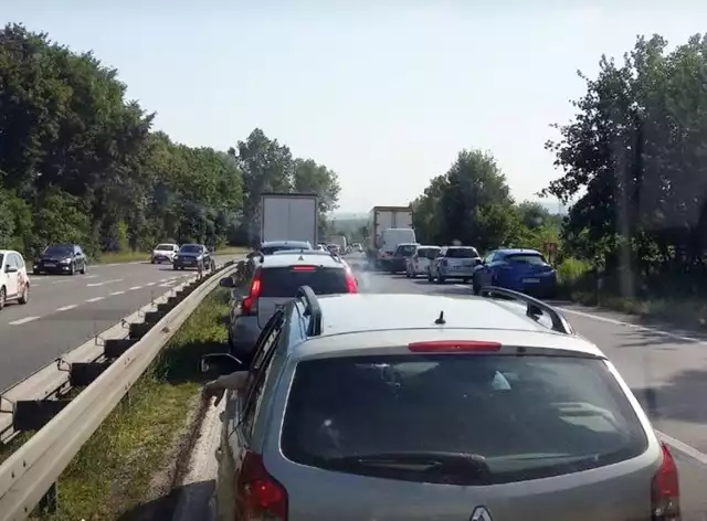 Wypadek na Dk86 - kierowcy stoją w potężnym korku