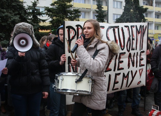 Uczniowie z IV LO kilkukrotnie protestowali pod budynkiem magistratu