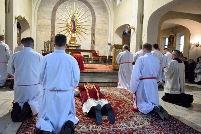 Wielki Piątek w kościele pw. Męczeństwa Świętego Jana Chrzciciela w Międzychodzie (7.04.2023).