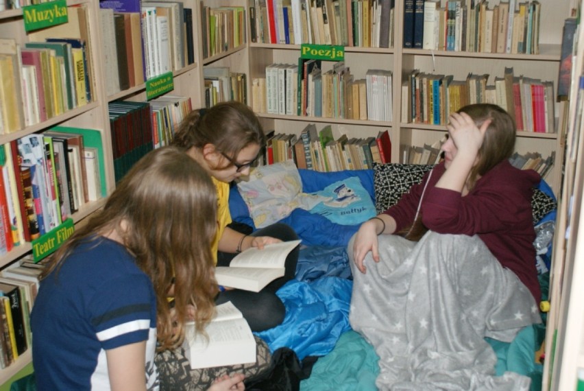 Uczennice spędziły noc w blizanowskiej bibliotece