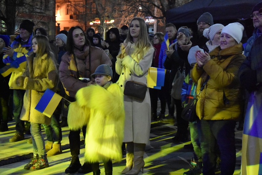 Gorlice. Demonstracja poparcia oraz koncert artystów z powiatu dla Ukrainy. Musicalowe "Uciekali" wybrzmiało szczególnie