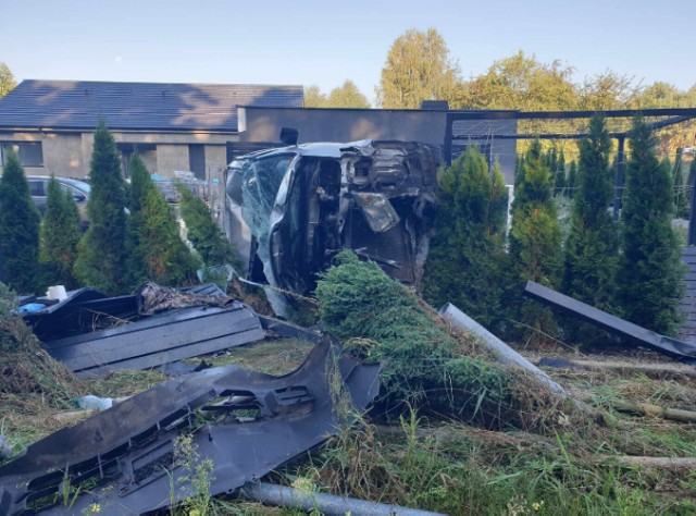 20-letni mieszkaniec powiatu międzychodzkiego rozbił samochodem ogrodzenie jednej z posesji w Sierakowie. Okazało się, że był pijany.