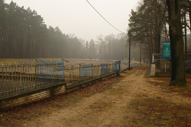 Obecnie na terenie przyszłej inwestycji znajduje się nieczynny basen.