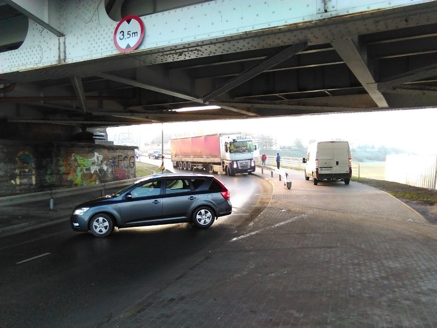 Tir zablokował ulicę Brzeźną. Prawdopodobnie przez braki w oznakowaniu