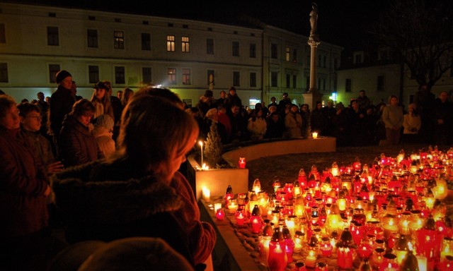 W 2005 roku tarnowianie tłumnie gromadzili się przez wiele dni na Placu Katedralnym, aby modlić się za zmarłego Jana Pawła II. Planowany w najbliższą niedzielę marsz również dotrze w to miejsce, gdzie znajduje się pomnik Papieża Polaka