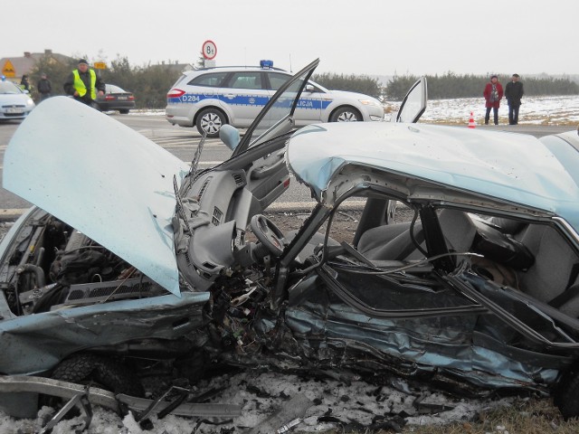 Wypadek w Kołaczach: Zginęły 3 osoby 

Policjanci ustalają okoliczności tragicznego wypadku do którego doszło w niedzielę w Kołaczach (pow. włodawski). W wyniku zderzenia dwóch samochodów zginęły 3 osoby, kolejne trzy są ranne.