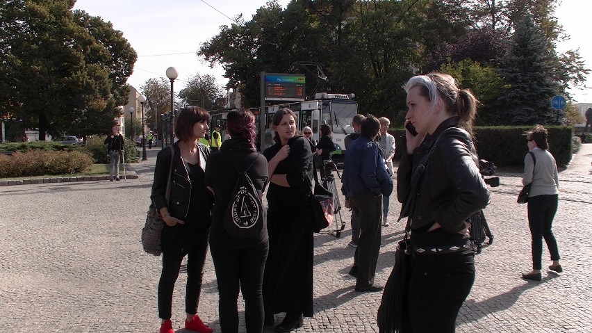 "Budujecie piekło kobiet". Czarny protest i tłumy na placu Grunwaldzkim