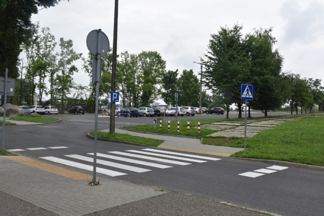 Mieszkańcy ulicy Piłsudskiego twierdzą, że parking między Centrum Wypoczynku i Rekreacji Kantoria, a parkiem wodnym stał się miejscem wieczornych schadzek amatorów szybkiej jazdy