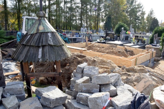 Trwają prace fundamentowe przy zabytkowej kaplicy cmentarnej w Jędrzejowie.