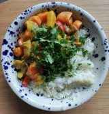 Żółte curry z batatem. Ten prosty przepis może cię zaskoczyć. Tajskie curry zrobisz z łatwo dostępnych składników